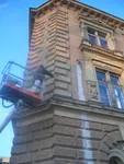 Fassadenarbeiten an einem Gründerzeithaus mit Hubarbeitsbühne