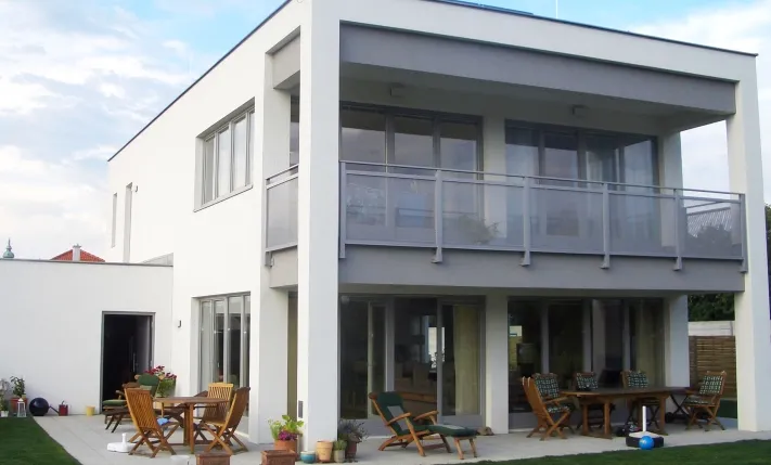 Von Bebau errichtetes Einfamilienhaus mit Terrasse und Garten