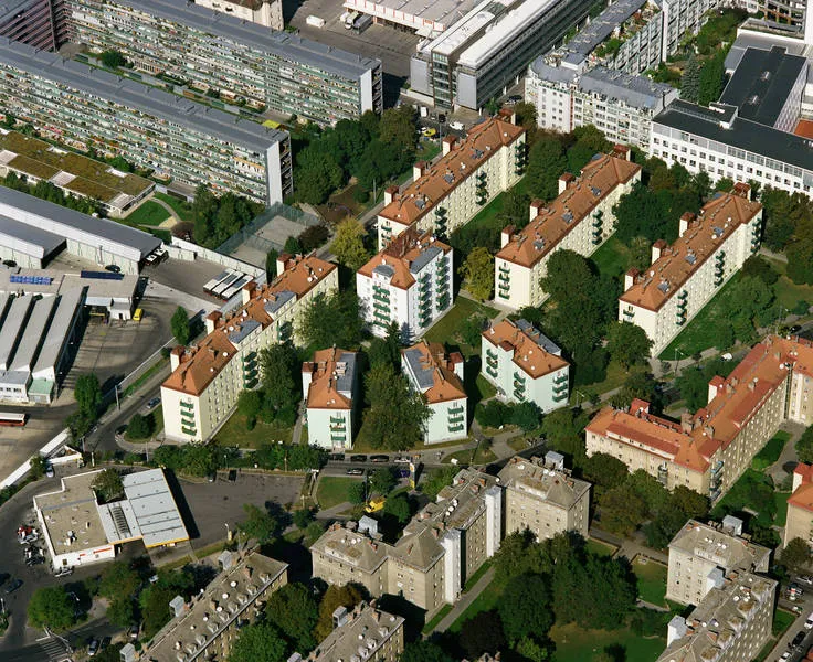 Luftaufnahme einer von Bebau sanierten Wiener Wohnhausanlage