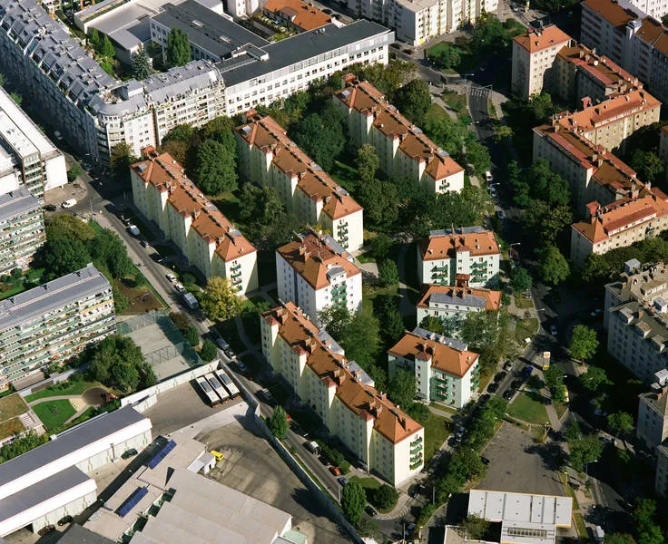Luftaufnahme einer Wiener Wohnhausanlage mit sanierten Dächern